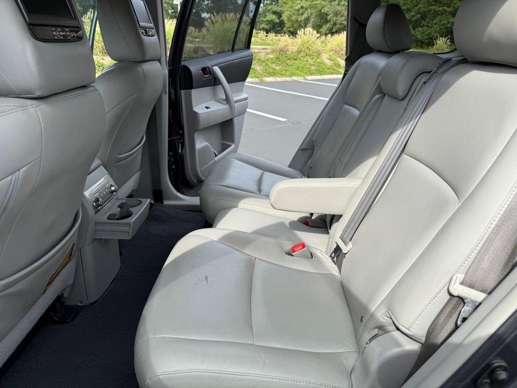 Toyota Highlander Base 2WD V6 2013