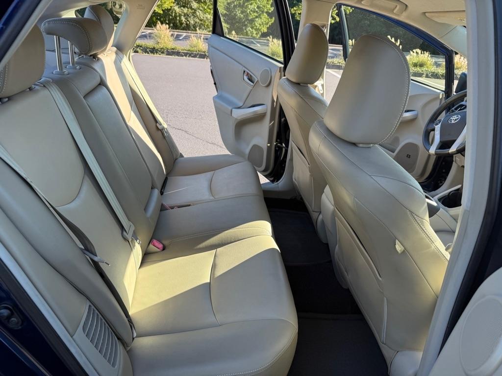 Toyota Prius Prius V 2012