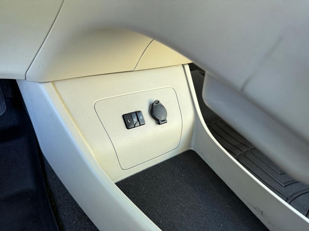 Toyota Prius Prius V 2012