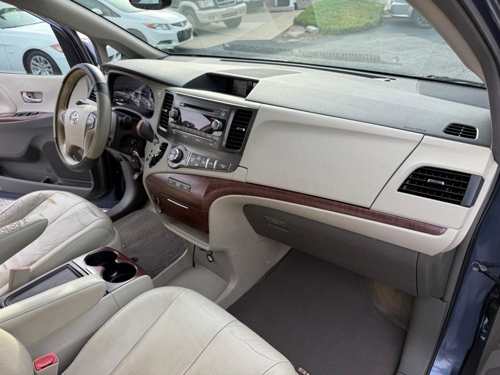 Toyota Sienna XLE FWD 8-Passenger V6 2014