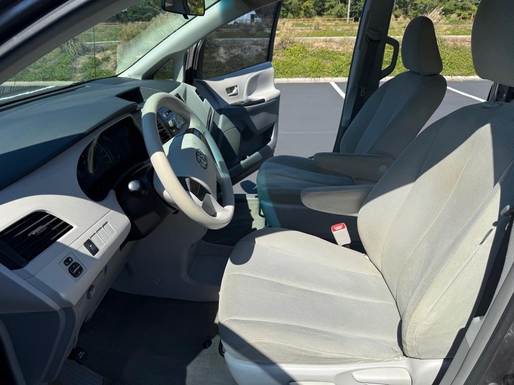 Toyota Sienna FWD 7-Passenger V6 2014