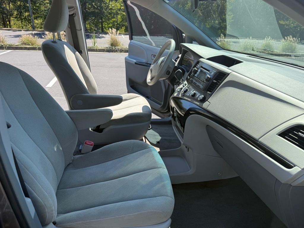 Toyota Sienna FWD 7-Passenger V6 2014