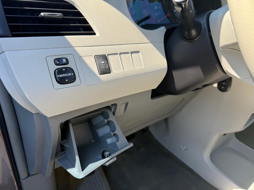 Toyota Sienna FWD 7-Passenger V6 2014