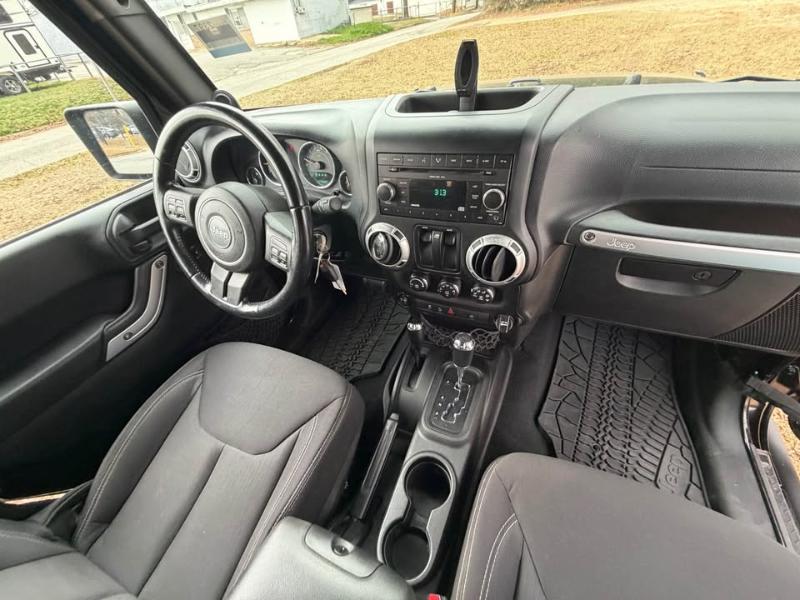 Jeep Wrangler 4WD 2dr Sahara 2013