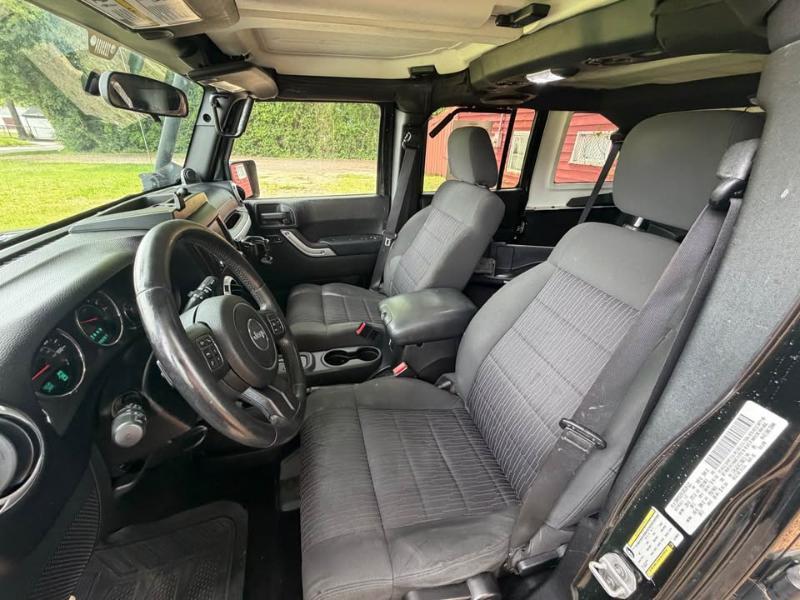 Jeep Wrangler Unlimited 4WD 4dr Sahara 2012