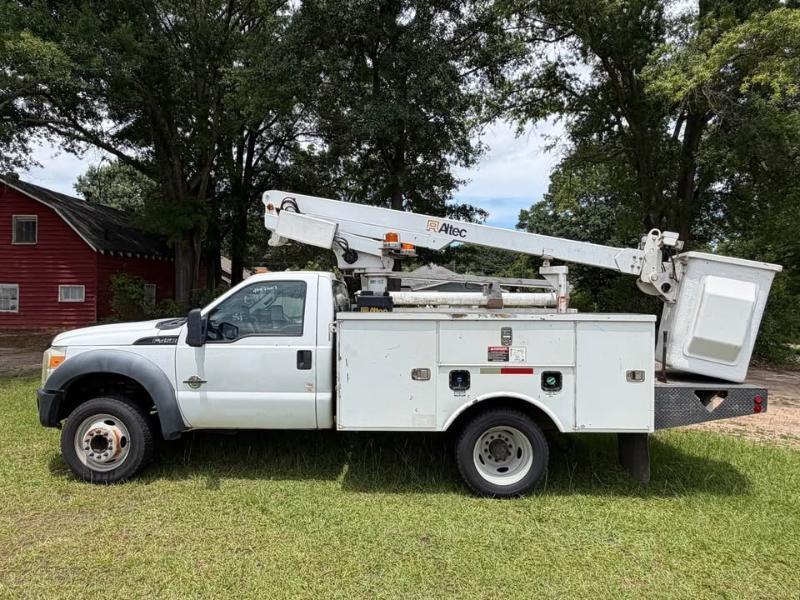 Ford Super Duty F-450 DRW 2WD Reg Cab 165" WB 84" CA XL 2011