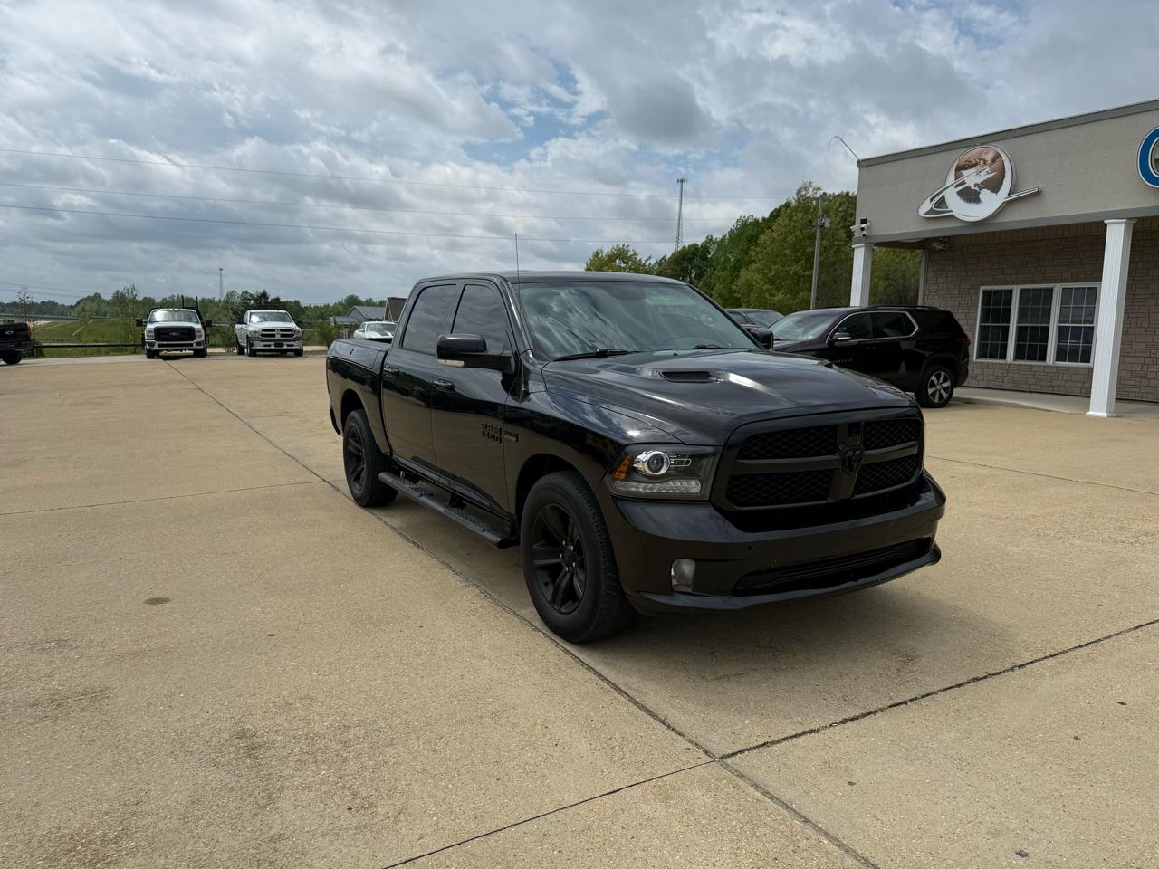RAM 1500 4WD Crew Cab 140.5" Sport 2018