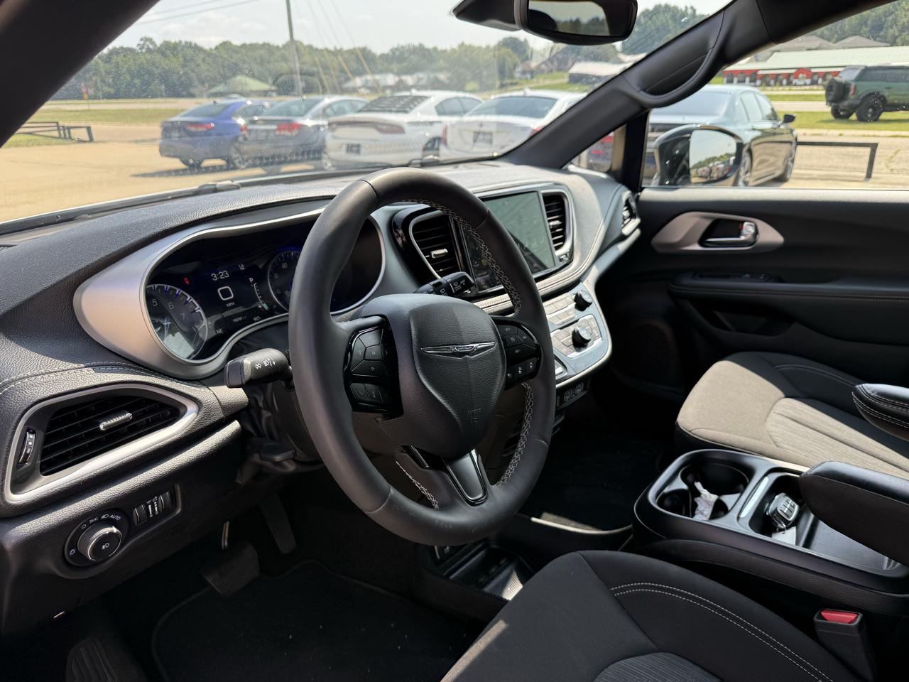 Chrysler Pacifica Touring 2024