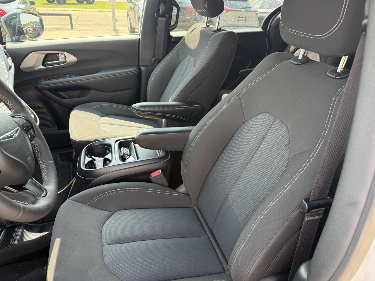 Chrysler Pacifica Touring 2024