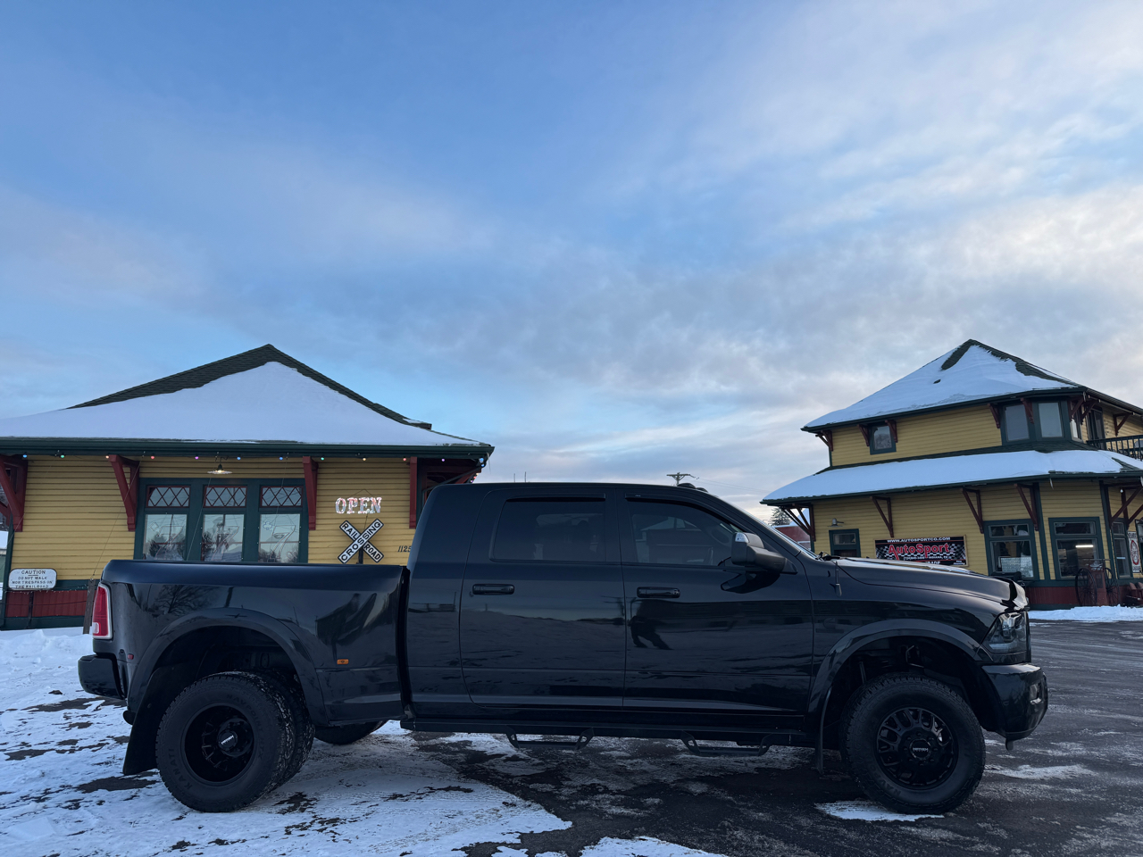 RAM 3500 Laramie Mega Cab 4WD DRW 2018