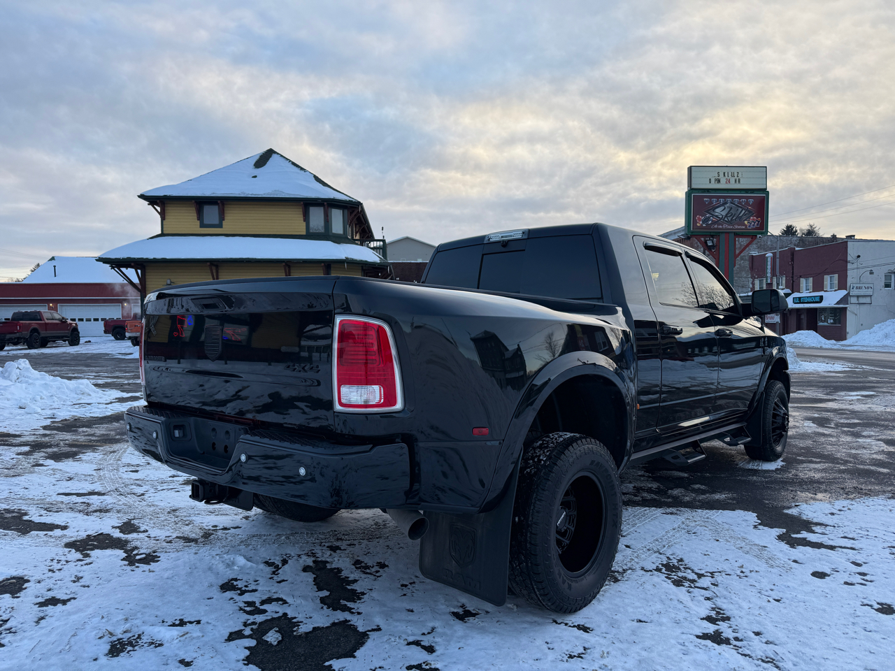 RAM 3500 Laramie Mega Cab 4WD DRW 2018
