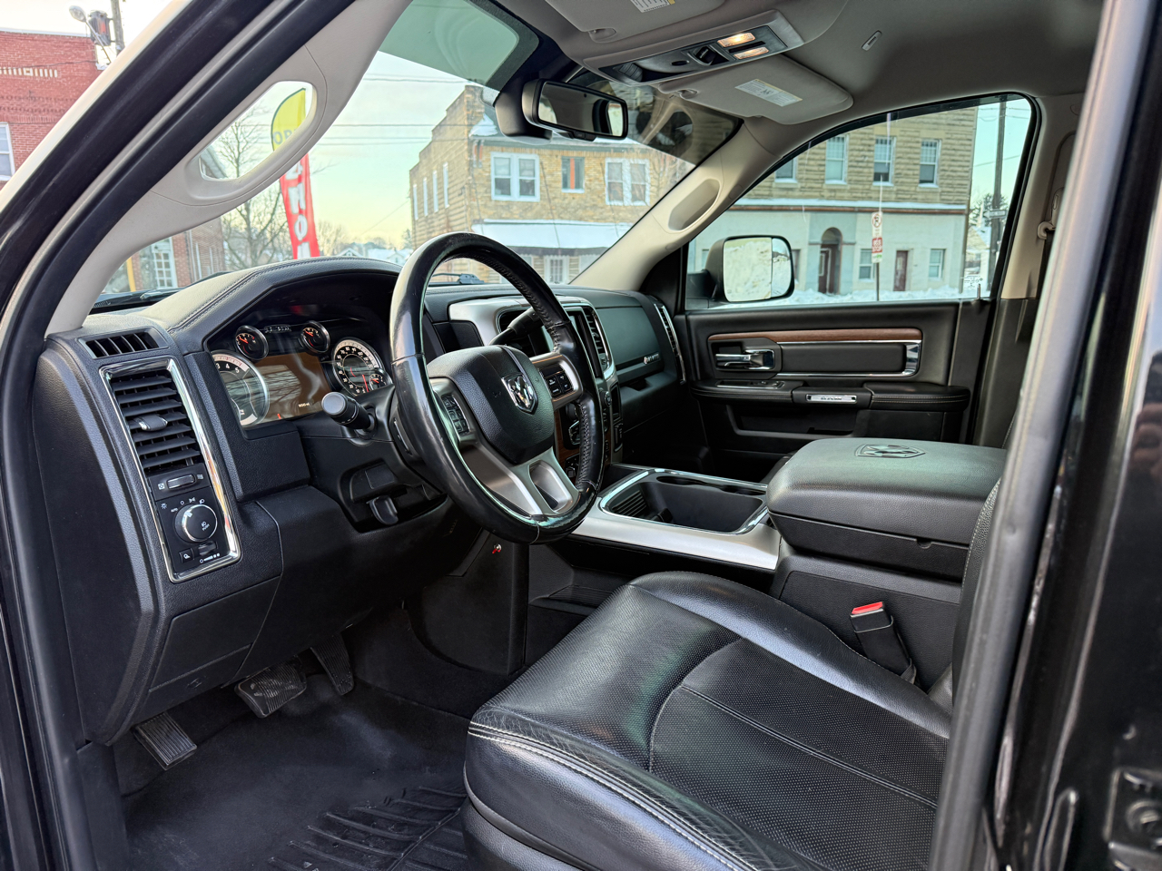 RAM 3500 Laramie Mega Cab 4WD DRW 2018