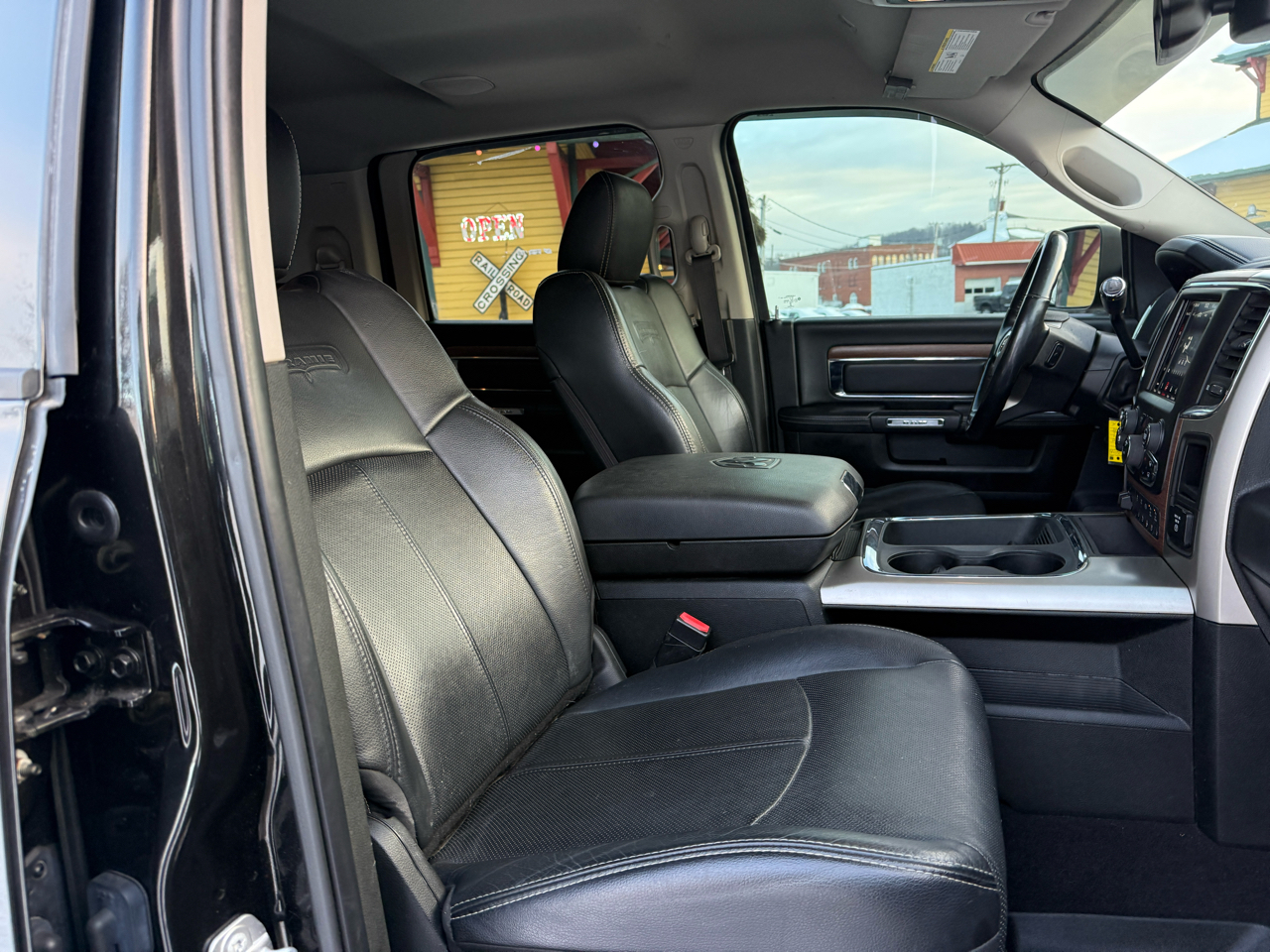 RAM 3500 Laramie Mega Cab 4WD DRW 2018