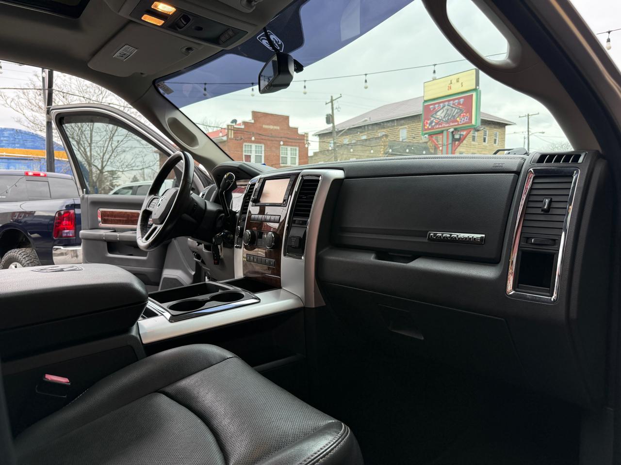 RAM 3500 Laramie Mega Cab 4WD DRW 2012