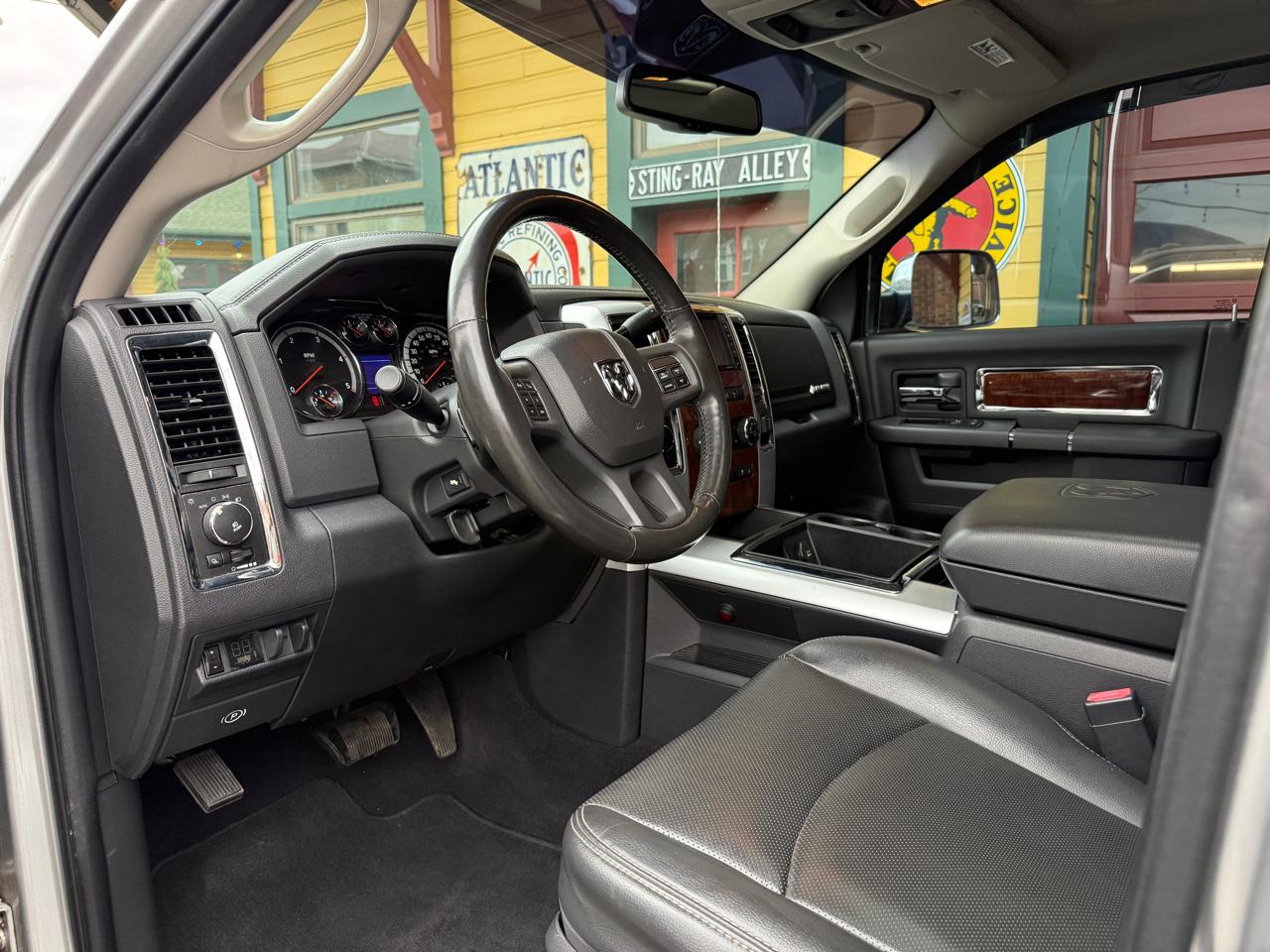RAM 3500 Laramie Mega Cab 4WD DRW 2012