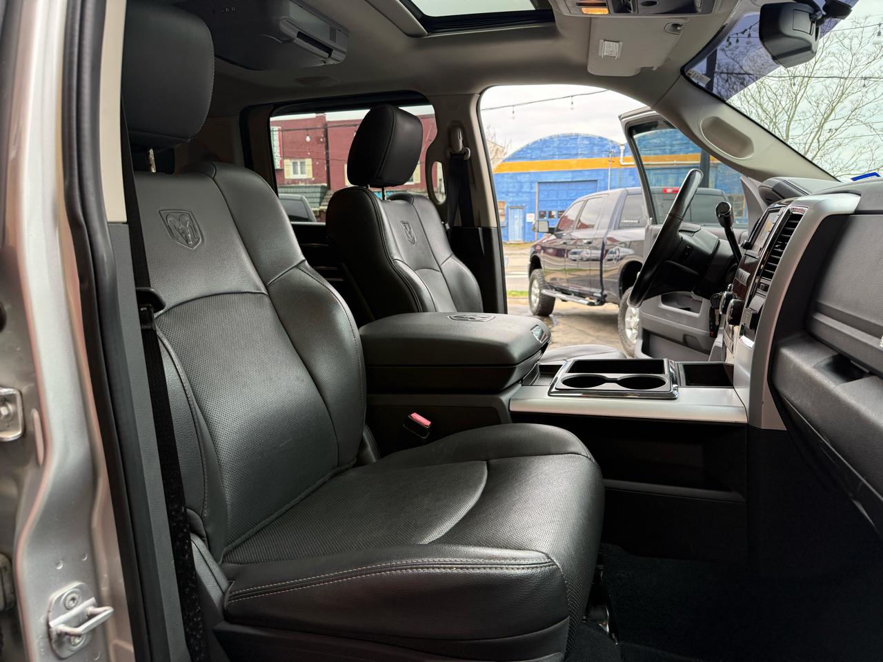 RAM 3500 Laramie Mega Cab 4WD DRW 2012