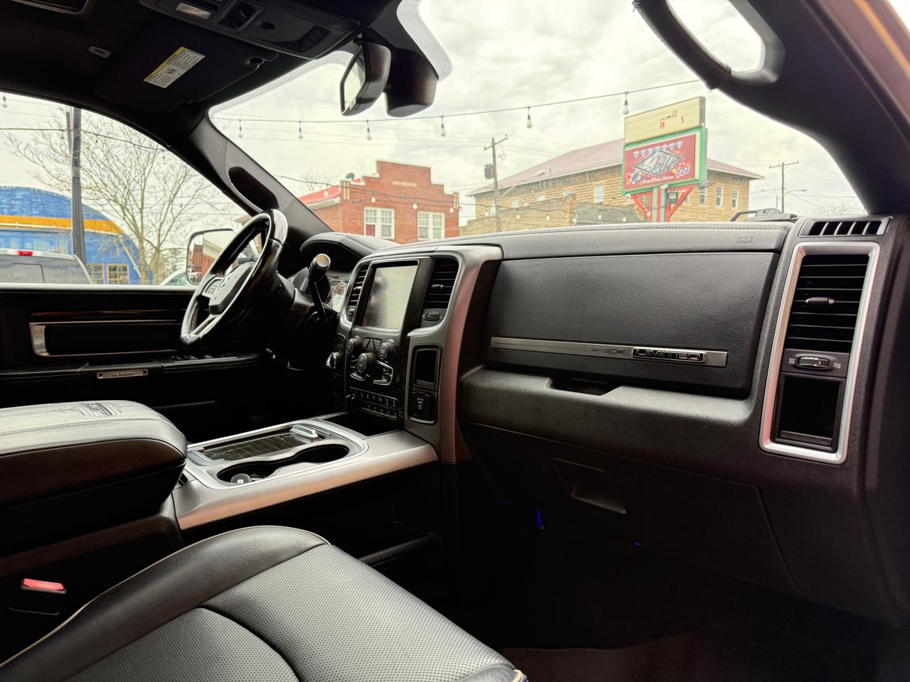 RAM 2500 4WD Mega Cab 160.5" Laramie Limited 2017