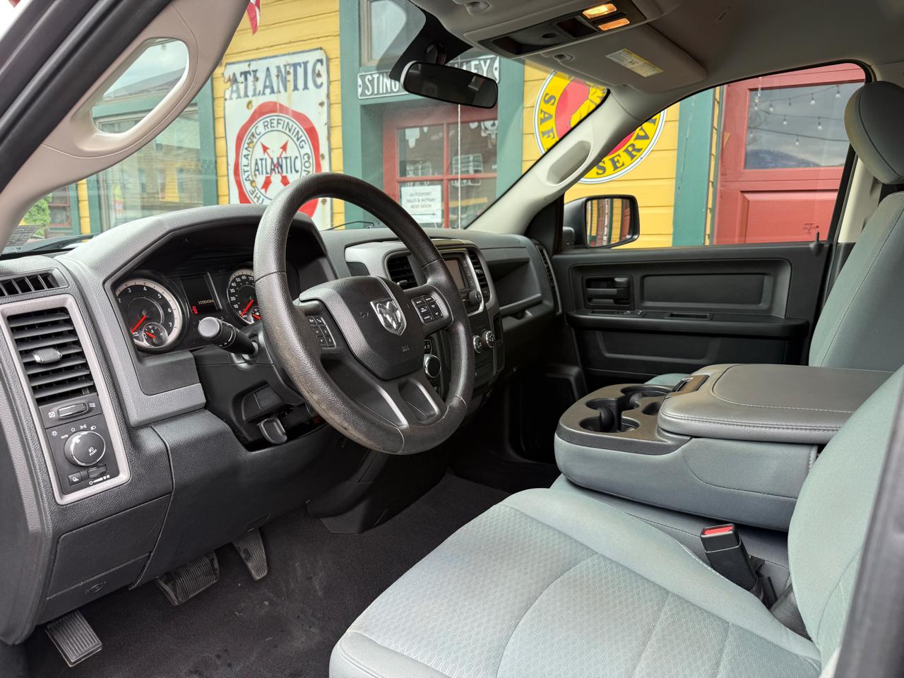 RAM 1500 4WD Quad Cab 140.5" Express 2017