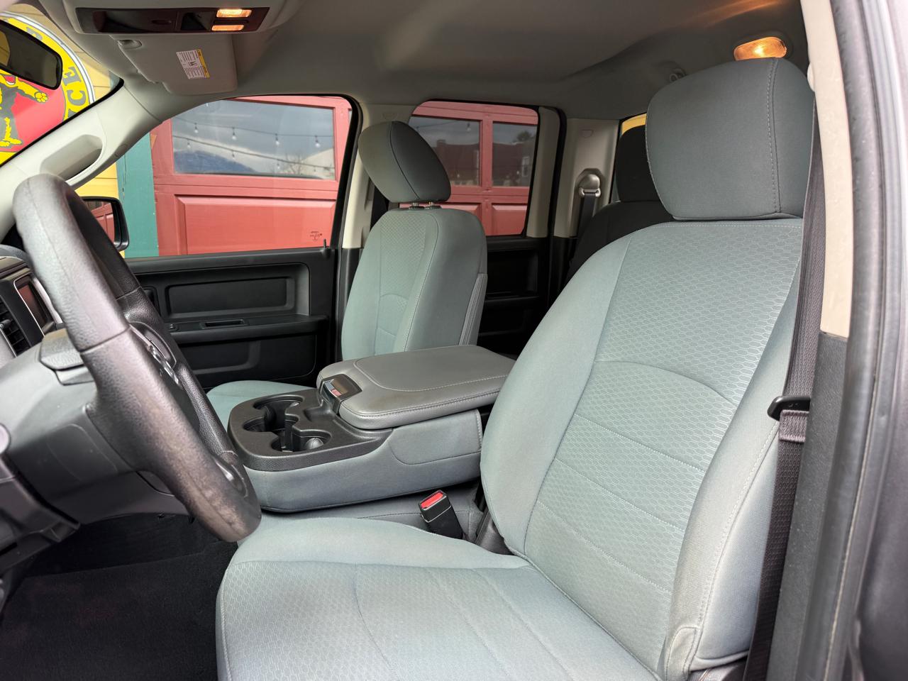 RAM 1500 4WD Quad Cab 140.5" Express 2017
