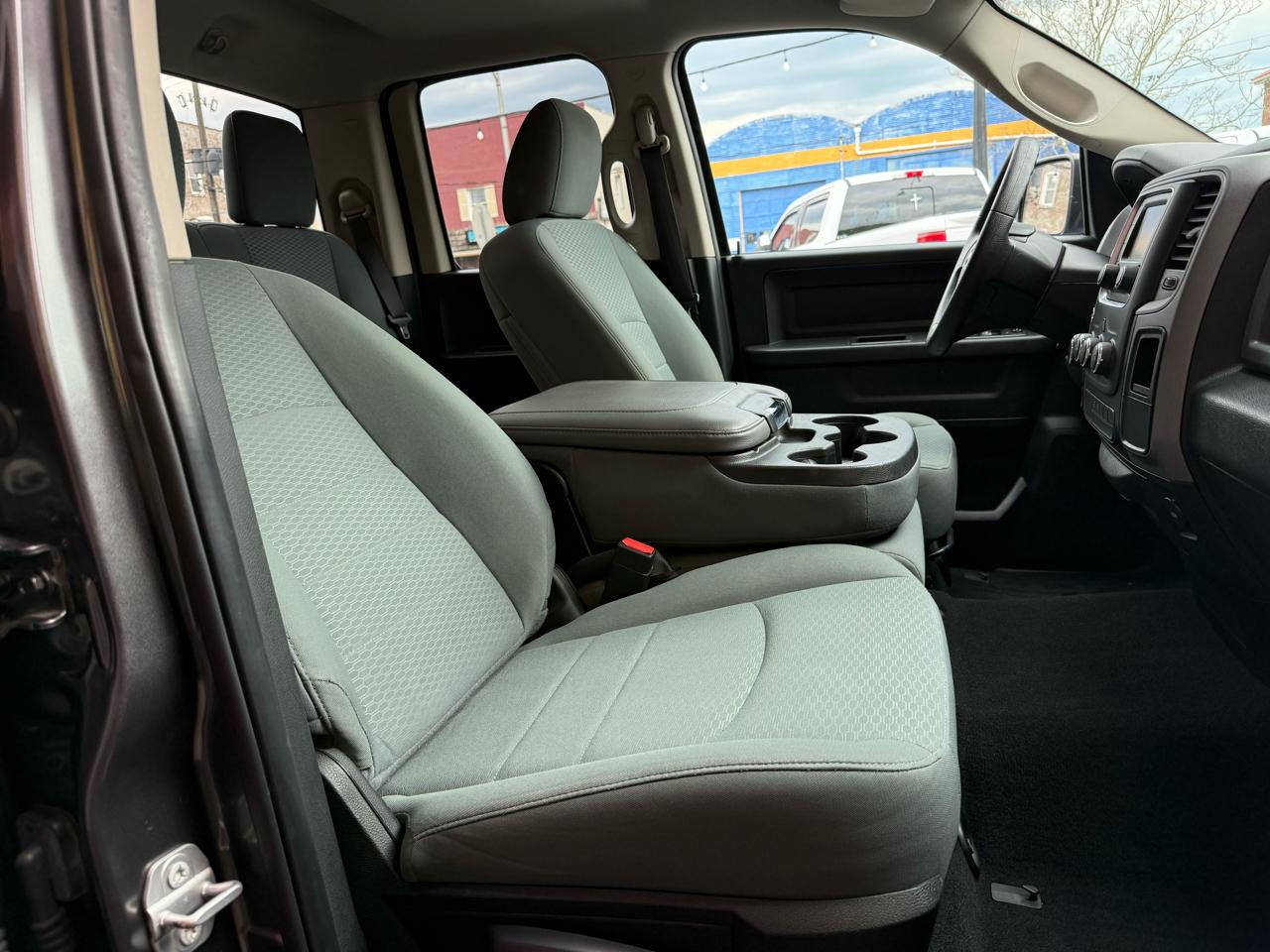RAM 1500 4WD Quad Cab 140.5" Express 2017