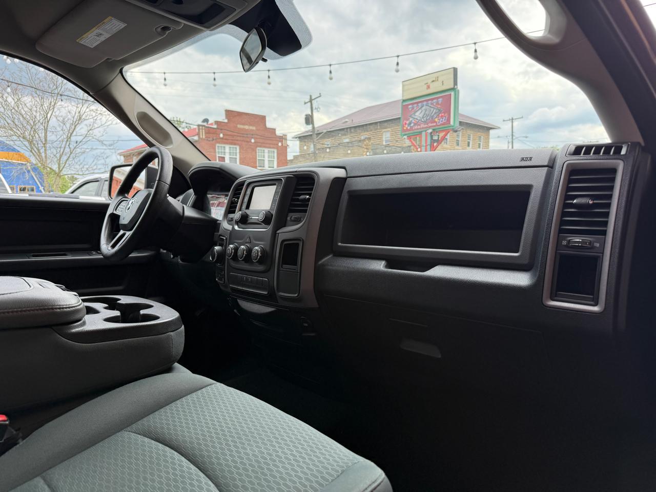 RAM 1500 4WD Quad Cab 140.5" Express 2017