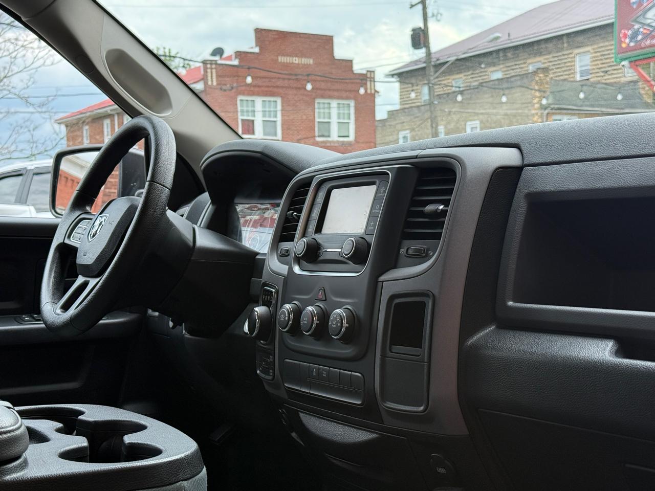RAM 1500 4WD Quad Cab 140.5" Express 2017