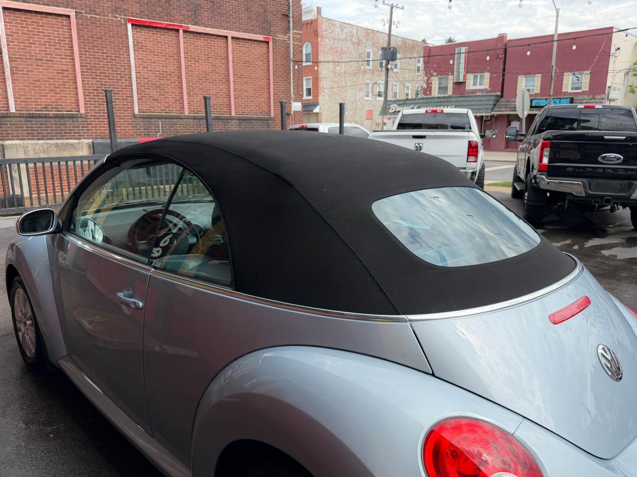 Volkswagen New Beetle 2.5L PZEV Convertible 2010