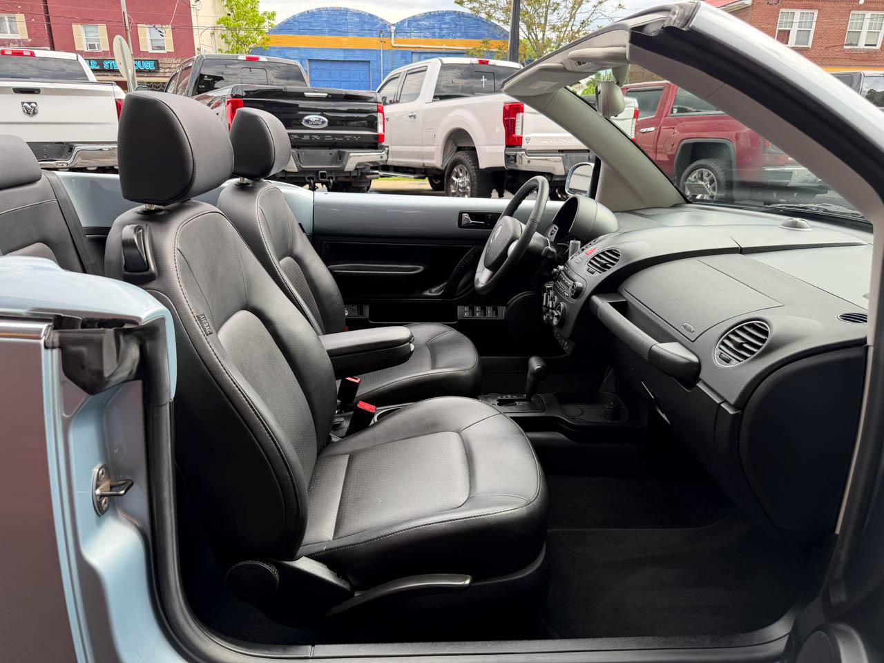 Volkswagen New Beetle 2.5L PZEV Convertible 2010