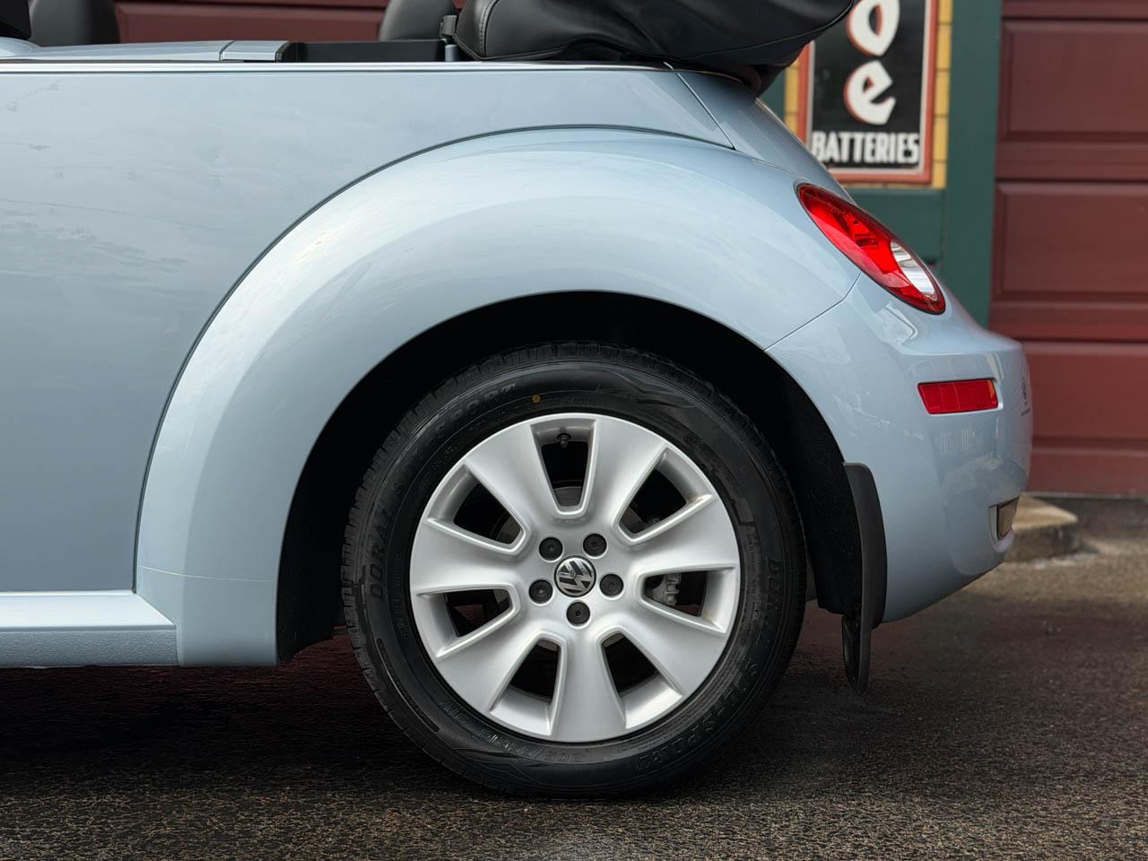 Volkswagen New Beetle 2.5L PZEV Convertible 2010