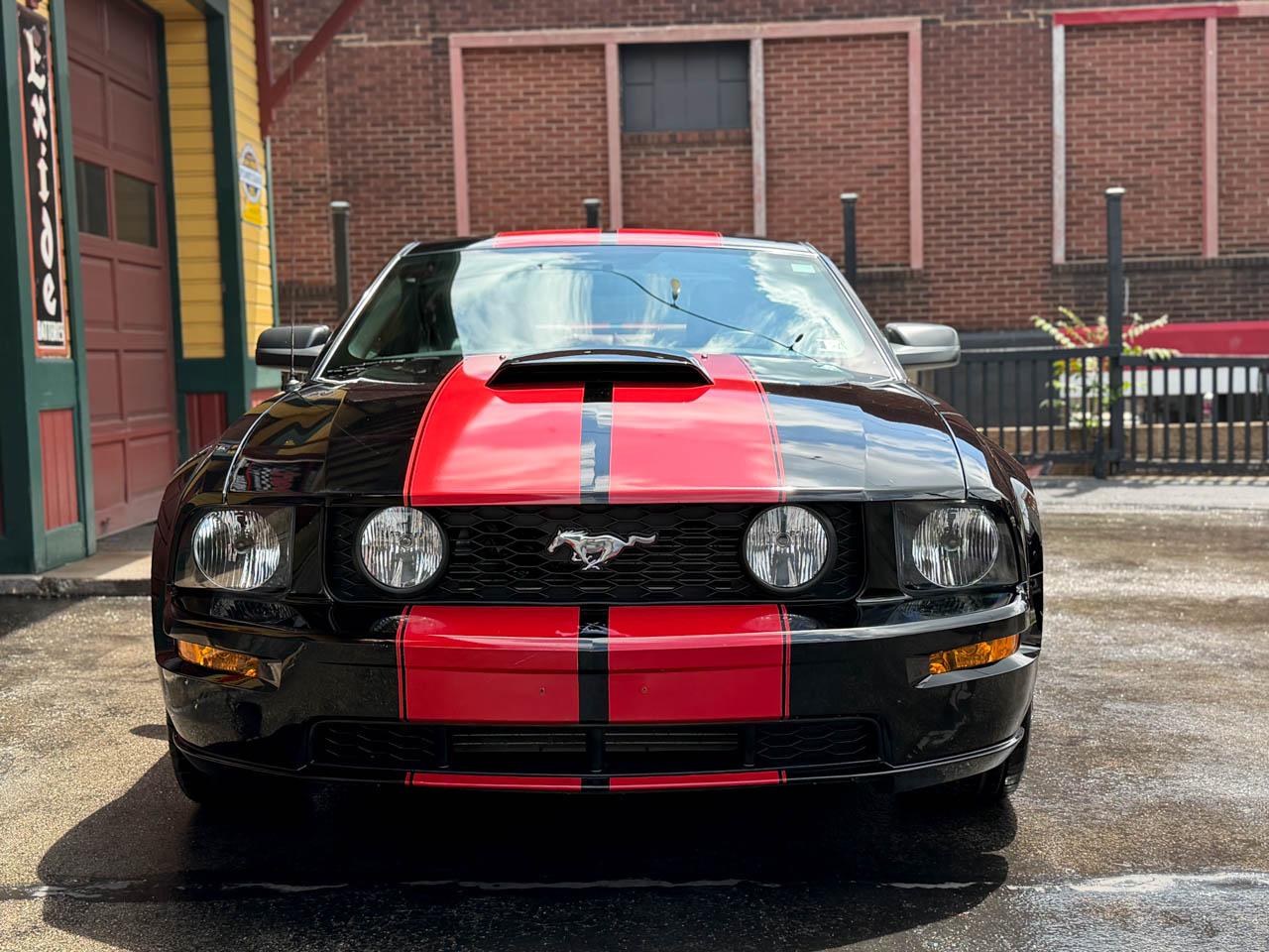 Ford Mustang GT Deluxe Coupe 2006