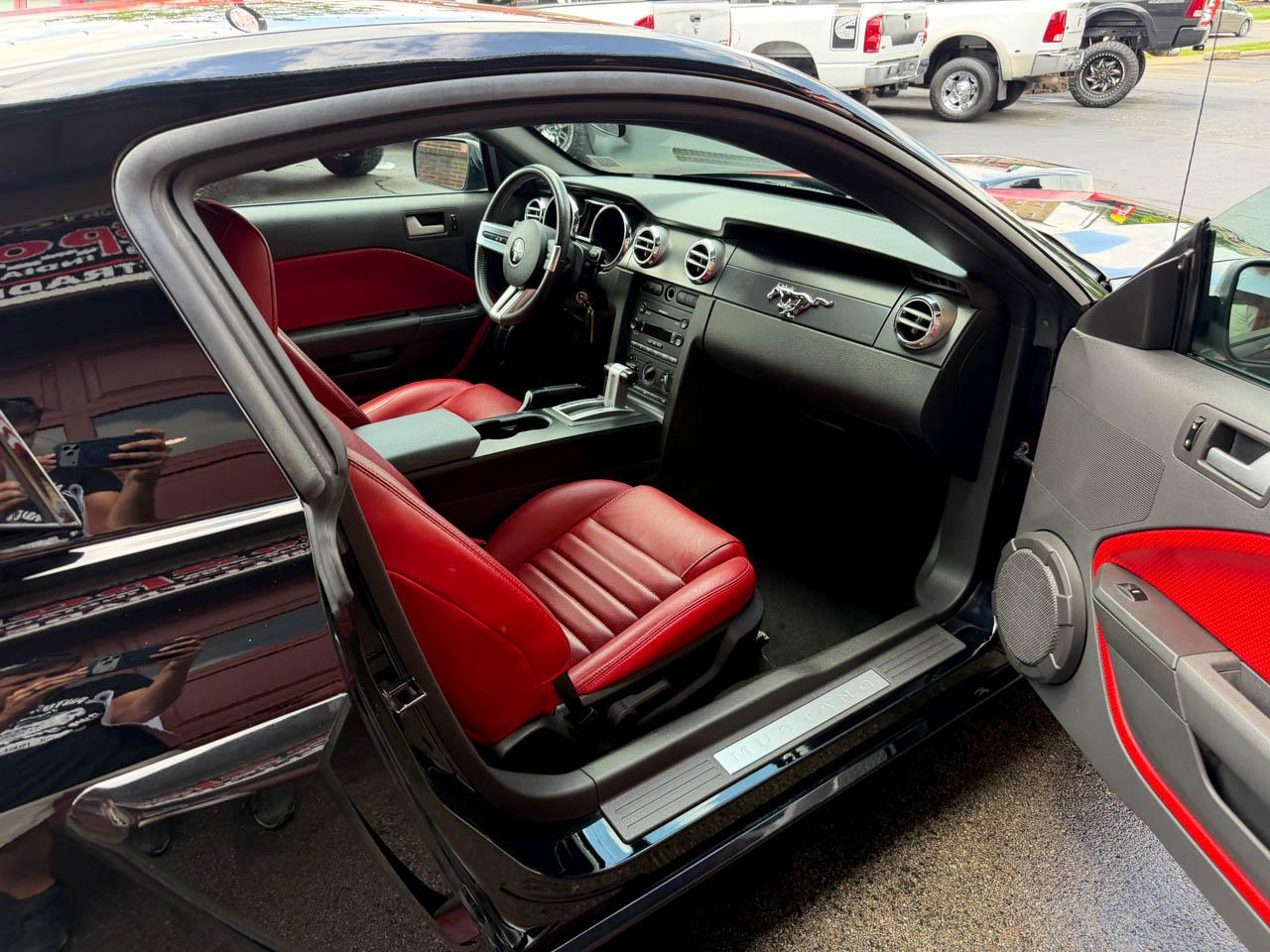 Ford Mustang GT Deluxe Coupe 2006
