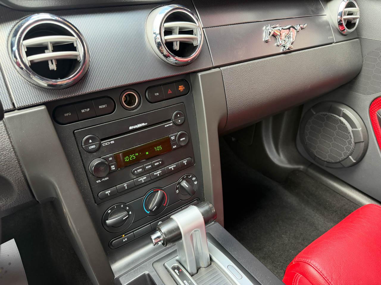 Ford Mustang GT Deluxe Coupe 2006