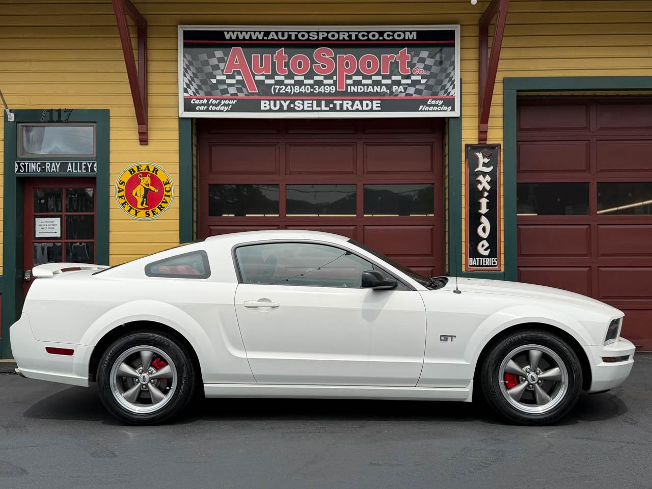 Ford Mustang GT Deluxe Coupe 2005