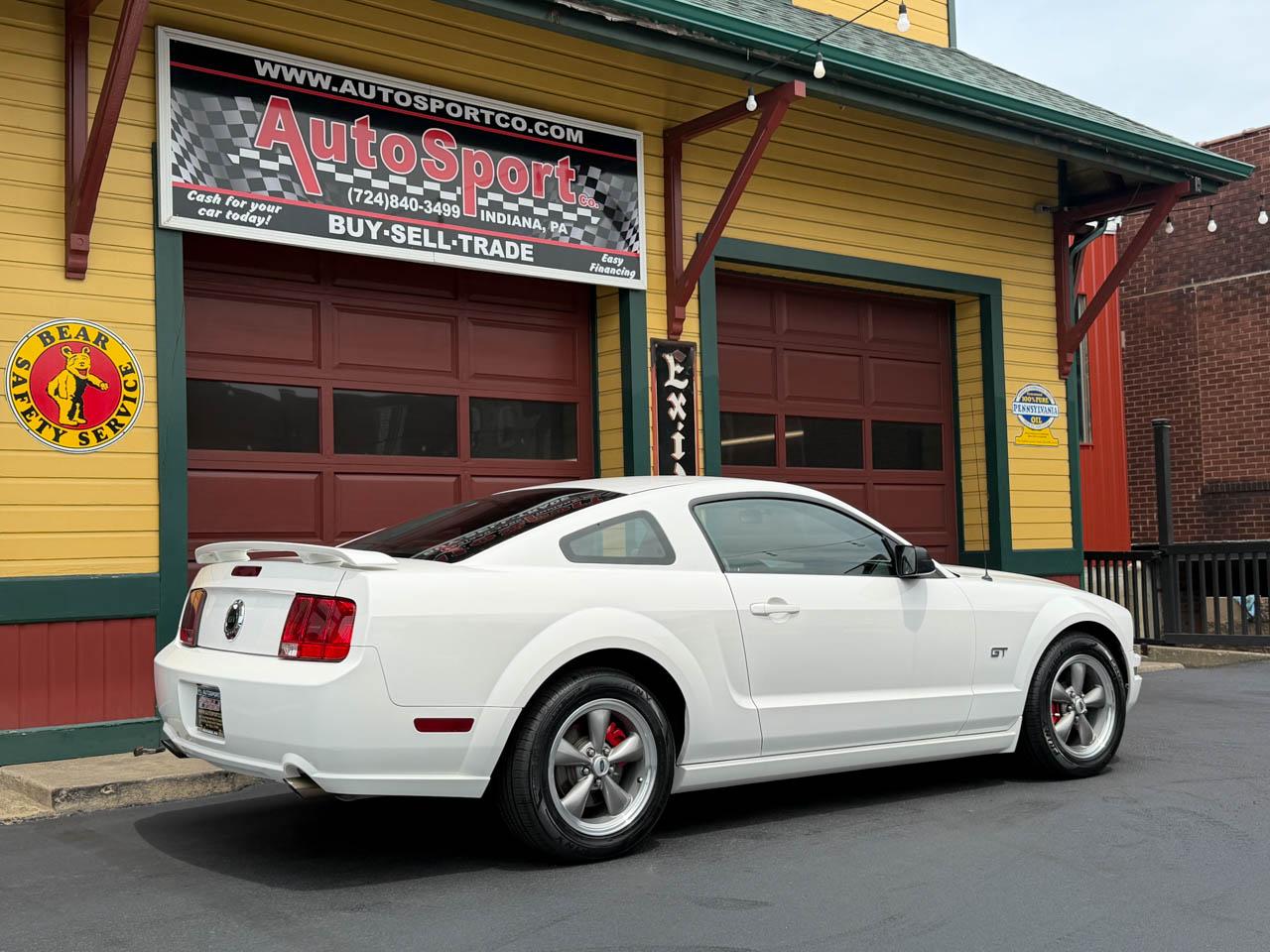 Ford Mustang GT Deluxe Coupe 2005