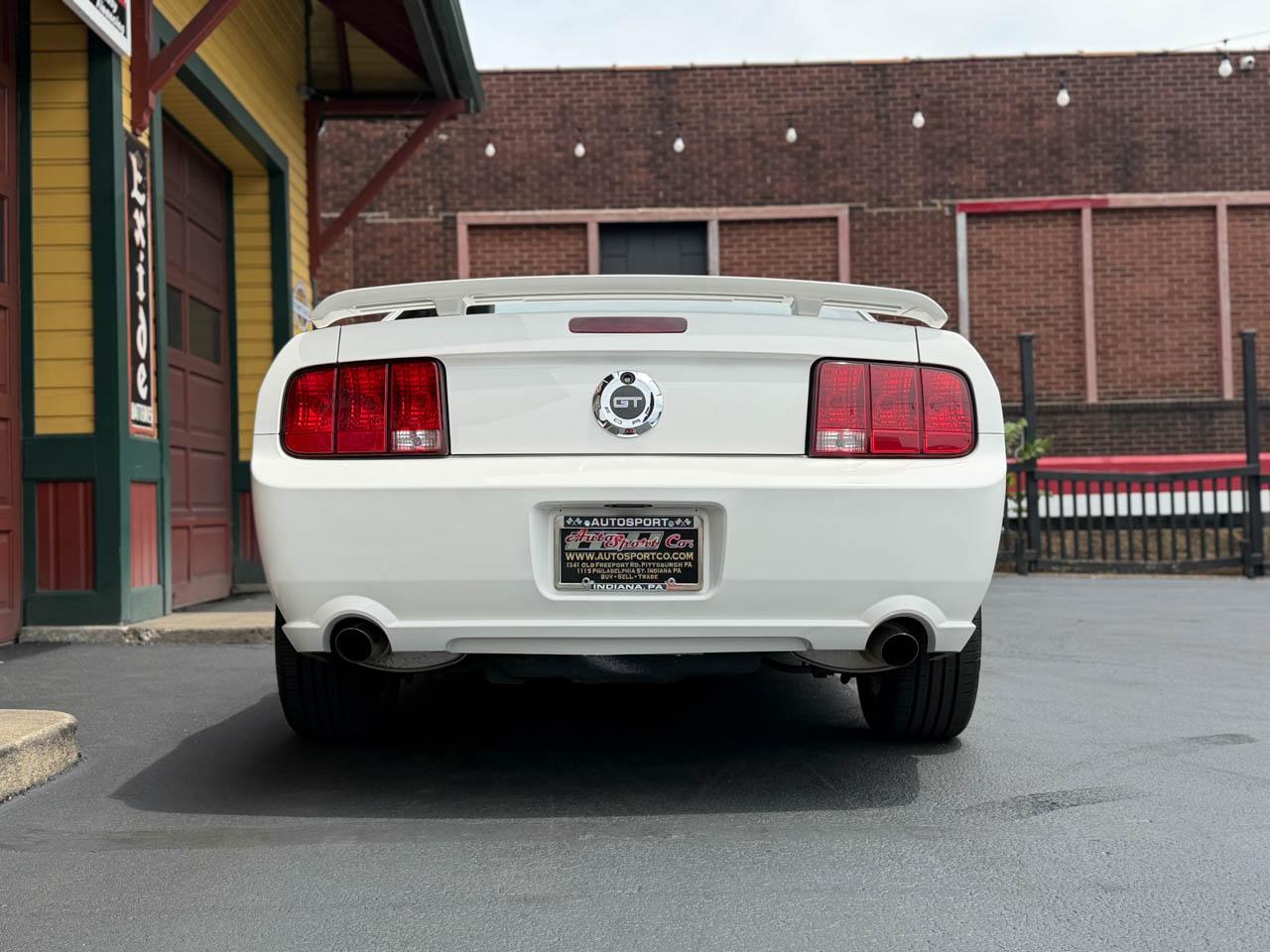 Ford Mustang GT Deluxe Coupe 2005