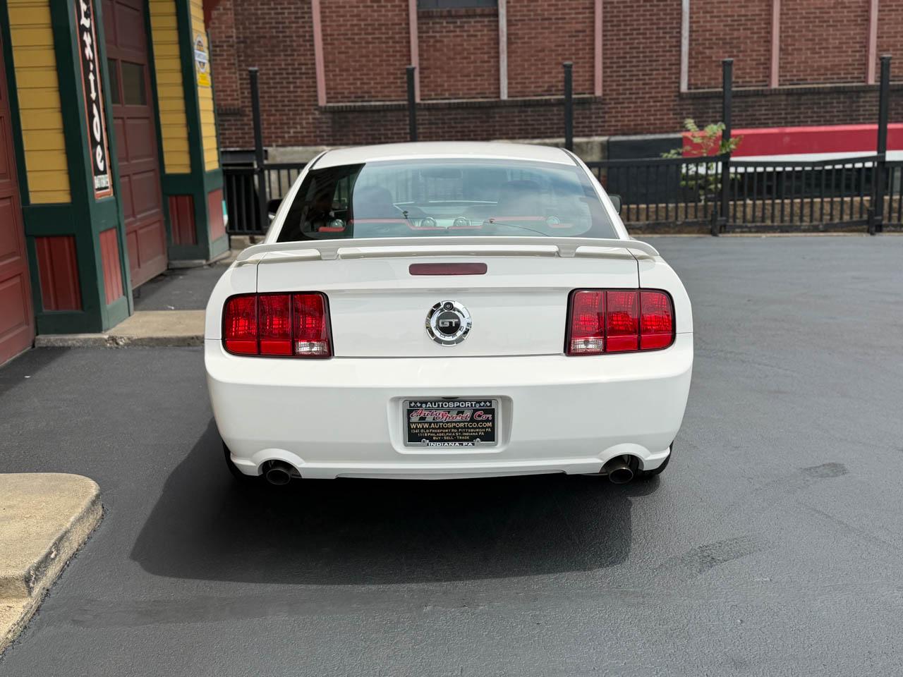 Ford Mustang GT Deluxe Coupe 2005