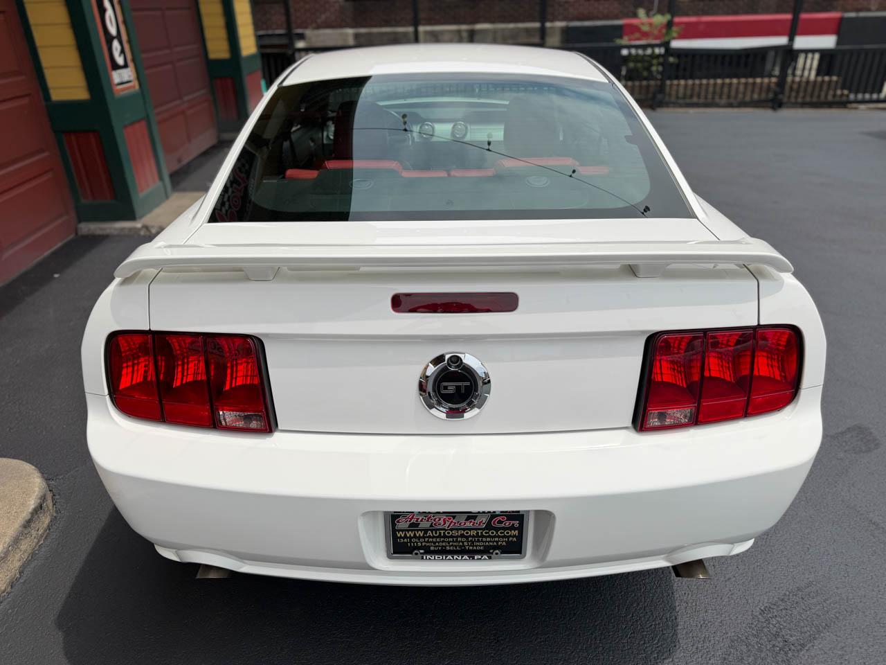 Ford Mustang GT Deluxe Coupe 2005