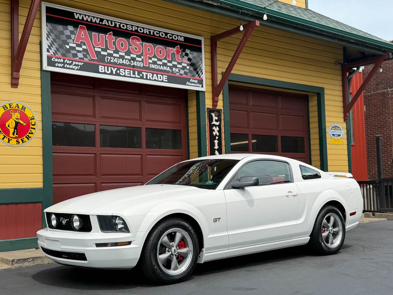 Ford Mustang GT Deluxe Coupe 2005