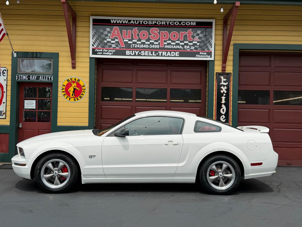 Ford Mustang GT Deluxe Coupe 2005
