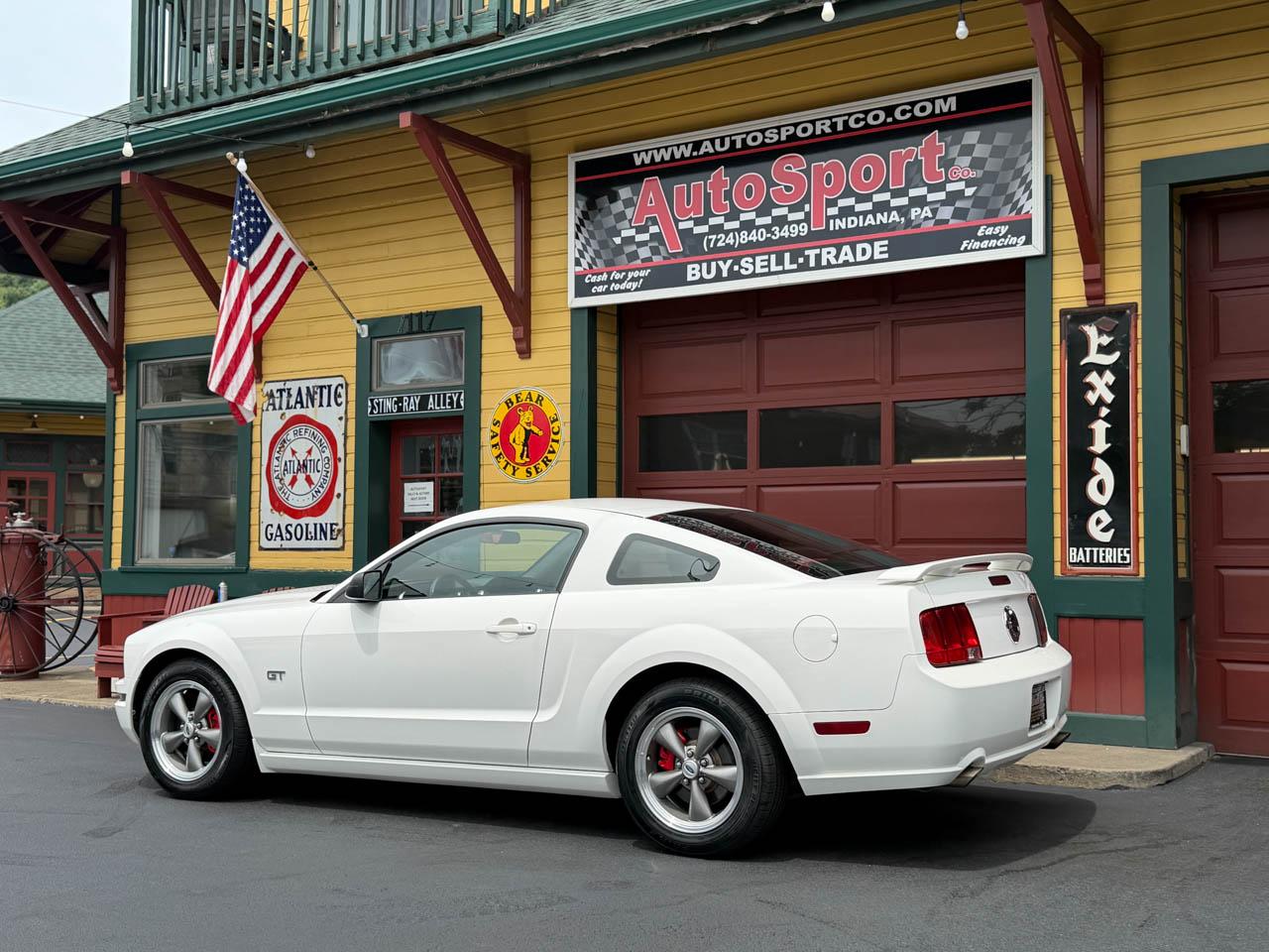 Ford Mustang GT Deluxe Coupe 2005
