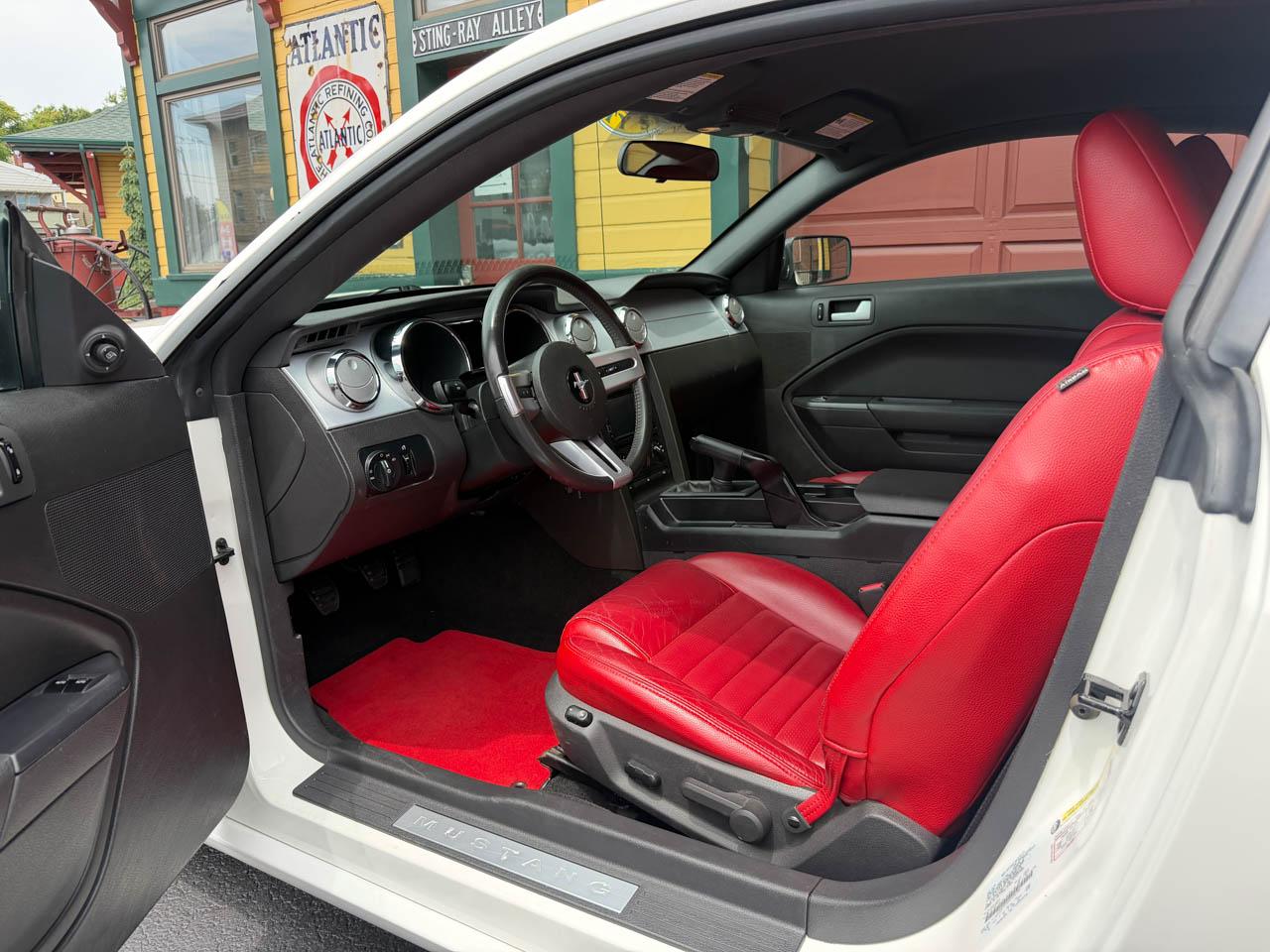 Ford Mustang GT Deluxe Coupe 2005