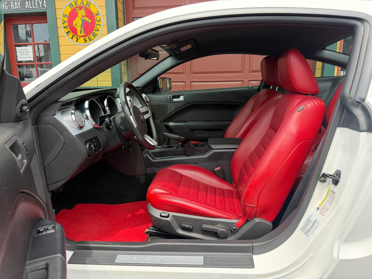 Ford Mustang GT Deluxe Coupe 2005