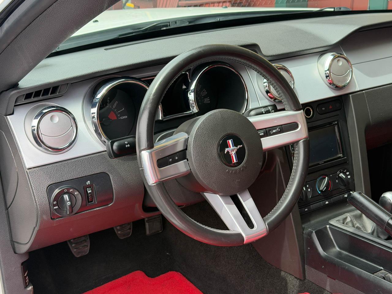 Ford Mustang GT Deluxe Coupe 2005