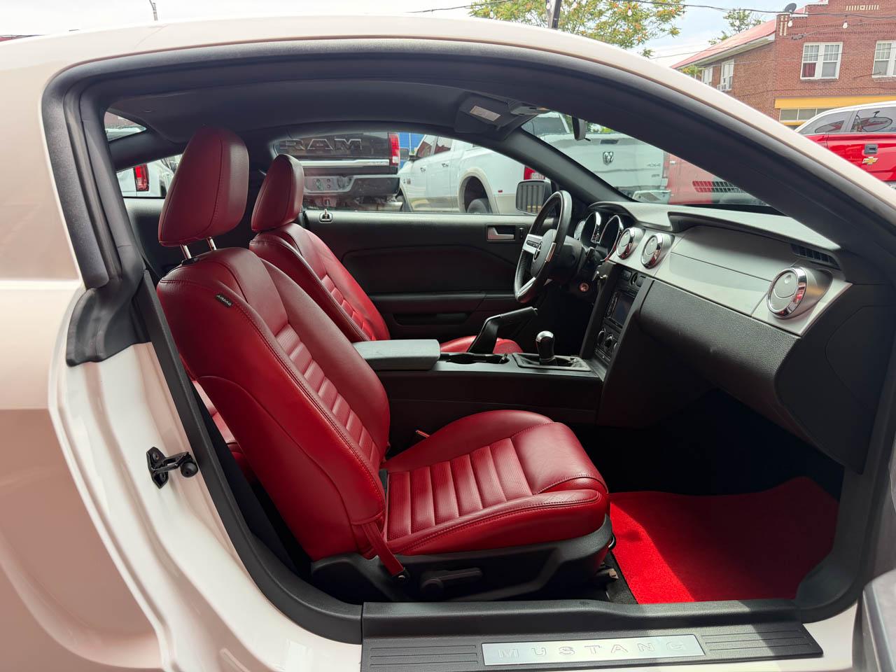 Ford Mustang GT Deluxe Coupe 2005