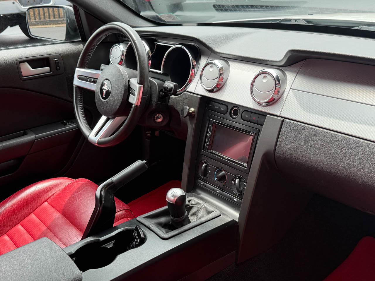 Ford Mustang GT Deluxe Coupe 2005