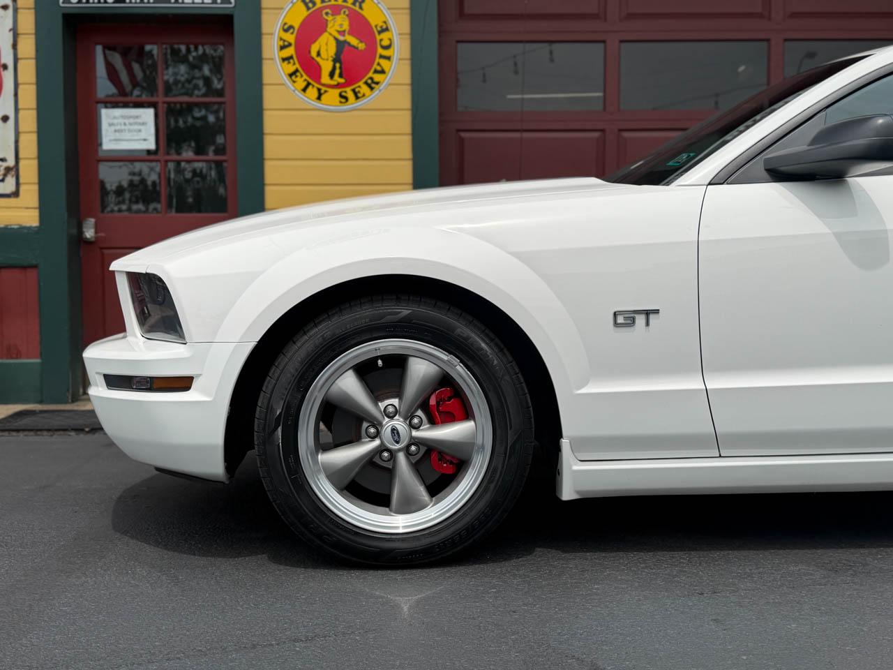 Ford Mustang GT Deluxe Coupe 2005