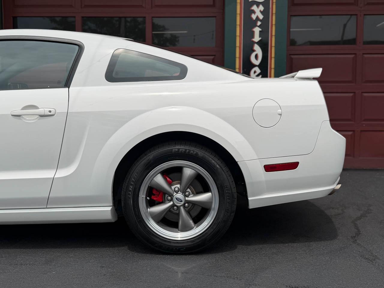 Ford Mustang GT Deluxe Coupe 2005
