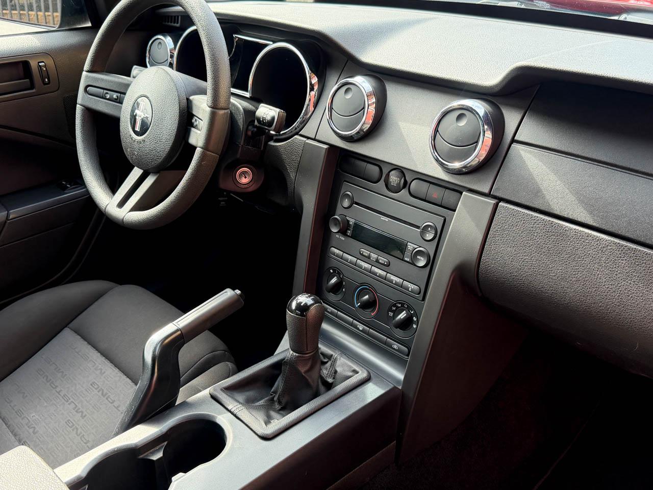Ford Mustang V6 Deluxe Coupe 2007