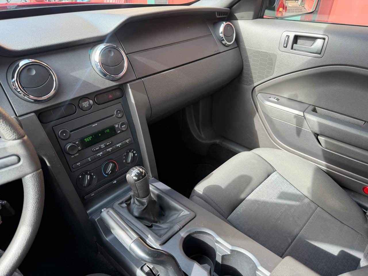 Ford Mustang V6 Deluxe Coupe 2007