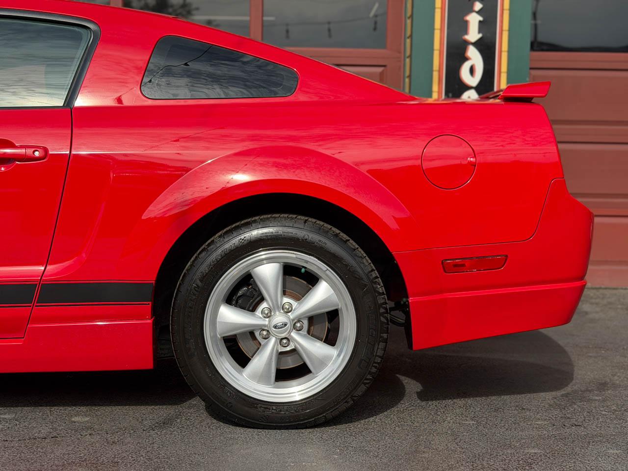 Ford Mustang V6 Deluxe Coupe 2007